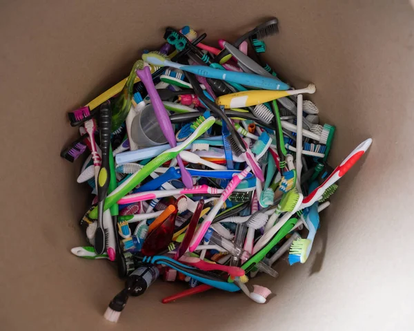 Un primer plano de muchos cepillos de dientes de plástico usados recogidos para reciclar. — Foto de Stock