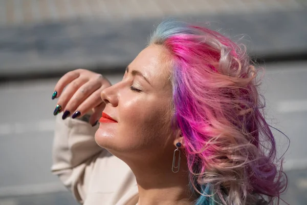 Närbild porträtt av lockig vit kvinna med flerfärgat hår. Modell för frisyrer — Stockfoto