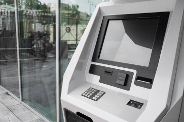 Boş siyah ekranlı bir bilet otomatına yakın çekim