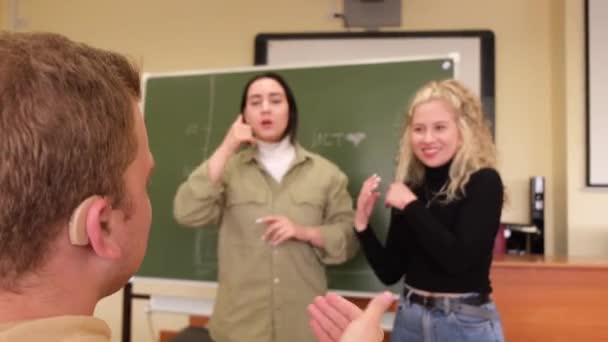 As raparigas e o tipo estão a falar em russo. Três alunos surdos conversando em uma aula universitária — Vídeo de Stock