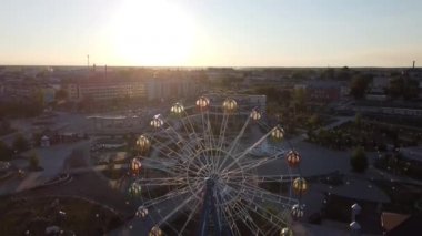 Gün batımında drondan dönme dolaba bak.