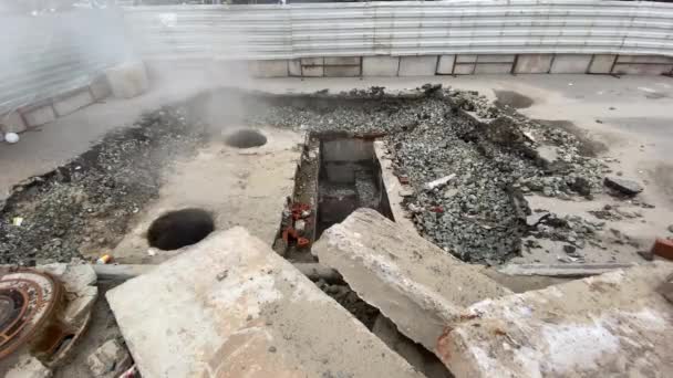 A fűtési fővezeték javítása. A föld alatti cső, amelyen keresztül a gőz áramlik sérült — Stock videók