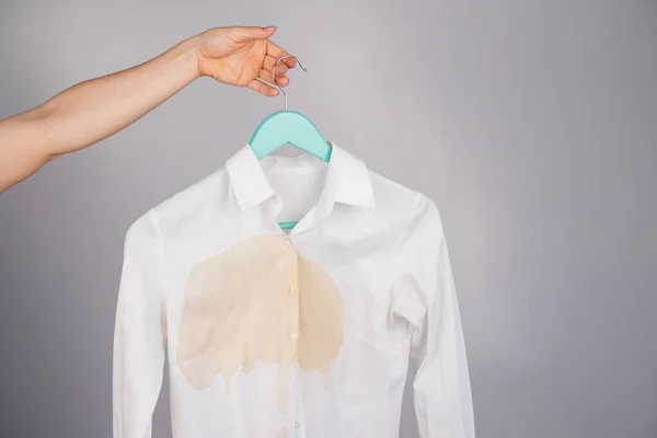 Camisa blanca de oficina para mujer con una mancha de café sobre fondo blanco. —  Fotos de Stock