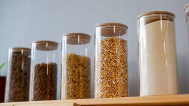 Çevre dostu bir dükkanda içinde mısır gevreği olan cam kavanozlar. Plastik tek kullanımlık ambalajsız market kavramı.