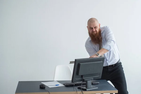 Напружений божевільний бізнесмен розбиває свій комп'ютер в офісі, використовуючи концепцію проблеми сокири. У чоловіка проблеми на роботі і розчарування . — стокове фото