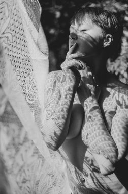 Açık hava kumaşından gölgeli seksi çıplak kadın yazın açık havada..