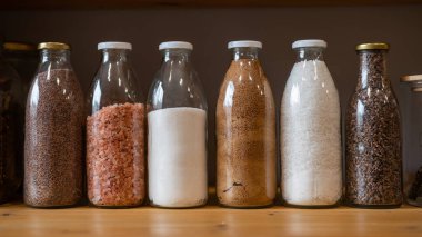 Çevre dostu bir dükkanda içinde mısır gevreği olan cam kavanozlar. Plastik tek kullanımlık ambalajsız market kavramı.
