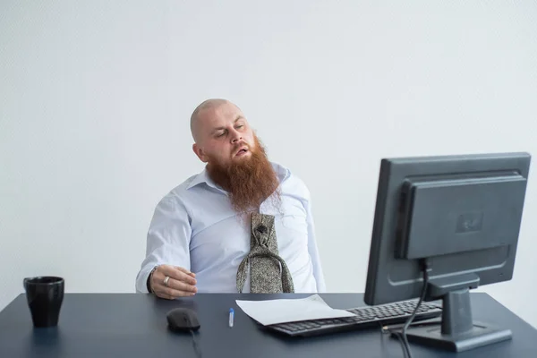 Problem för kontorsarbetaren. En skallig man i vit skjorta sitter vid ett skrivbord med en dator och är stressad på grund av fel. Nervsammanbrott. — Stockfoto