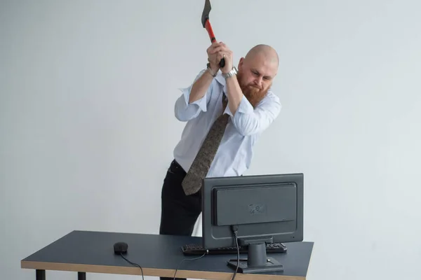 Stressad galen affärsman krossa sin dator på kontoret med hjälp av ax problem koncept. Mannen har problem på jobbet och frustration. — Stockfoto