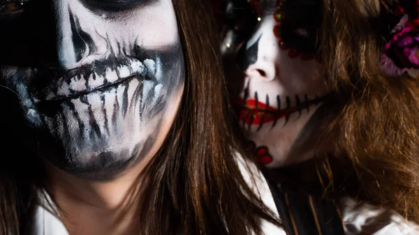 Mulher em Santa Muerte traje e homem em esqueleto bodypainting para halloween. — Fotografia de Stock