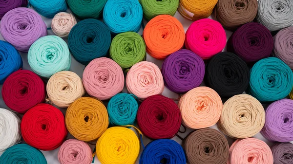Primer plano de madejas de algodón multicolor. Surtido de tiendas para artesanal —  Fotos de Stock