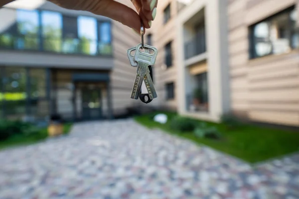 Жінка тримає ключі від нового будинку. Крупним планом жіночої руки. Купівля нерухомості . — стокове фото