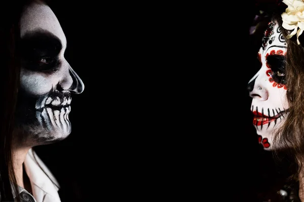 Mulher em traje de Santa Muerte e homem em esqueleto de pintura corporal para o Halloween. Espaço de cópia — Fotografia de Stock