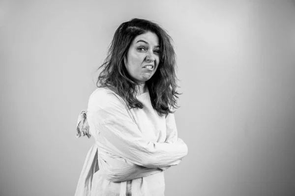Närbild porträtt av galen kvinna i tvångströja på vit bakgrund. Monokrom. — Stockfoto