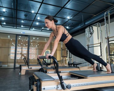 Kafkas kadın yenilikçi makineler üzerinde egzersiz yapıyor.