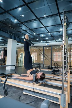 Kafkas kadın yenilikçi makineler üzerinde egzersiz yapıyor.