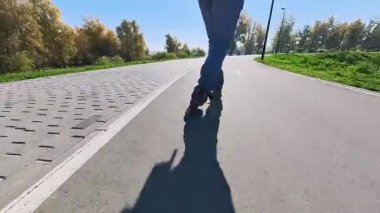 Beyaz bir adam paten üzerinde numaralar yapıyor.