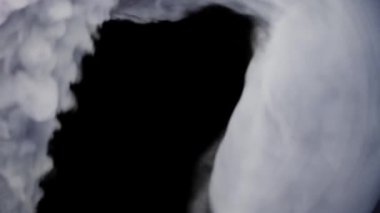 Siyah arkaplanda dönen 3 boyutlu beyaz duman