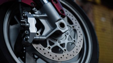 Kırmızı bir motosiklet tekerleğinin yakın çekimi