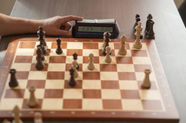 Orta yaşlı beyaz bir adamın satranç oynaması yakındır.