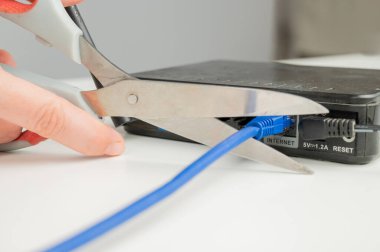 Makas yönlendirici kablolarını kes