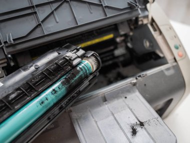 Beyaz arkaplanda kırık lazer yazıcı kartuşu