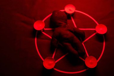 Pentagramda vudu bebeği. Cadı büyüleri