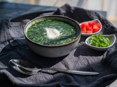 Bir kafede geleneksel Rus yemeği. Okroshka 'nın üst görünümü 