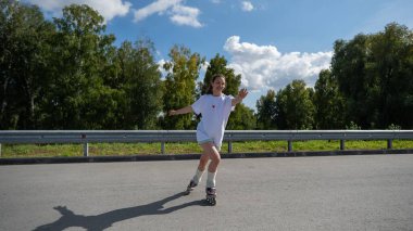 Beyaz şortlu kadın paten kayıyor.