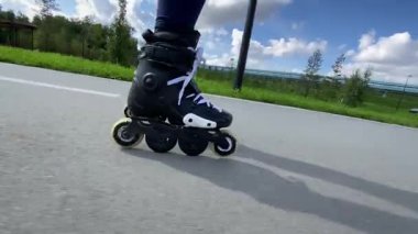 Paten kayarken yakın plan.