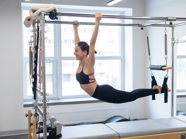 Kafkasyalı kadın reformcularla pilates yapıyor.