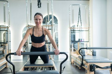 Kafkas kadın yenilikçi makineler üzerinde egzersiz yapıyor.