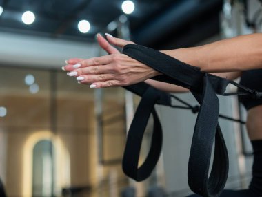 Kafkas kadın yenilikçi makineler üzerinde egzersiz yapıyor.