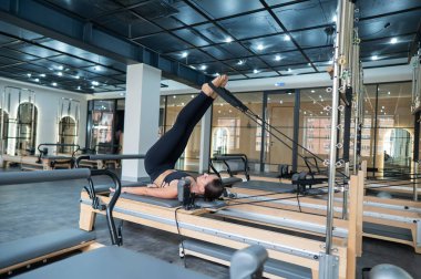 Kafkas kadın yenilikçi makineler üzerinde egzersiz yapıyor.