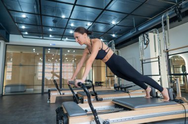 Kafkas kadın yenilikçi makineler üzerinde egzersiz yapıyor.