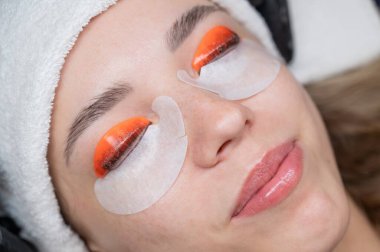 Beyaz kadın kirpik temizleme prosedüründen geçiyor.