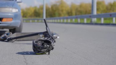 Elektrikli scooter ve araba kazası. Miğfer sallanıyor