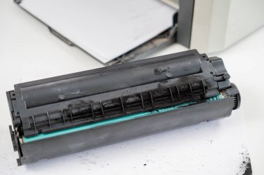 Beyaz arkaplanda kırık lazer yazıcı kartuşu