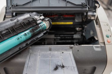 Beyaz arkaplanda kırık lazer yazıcı kartuşu