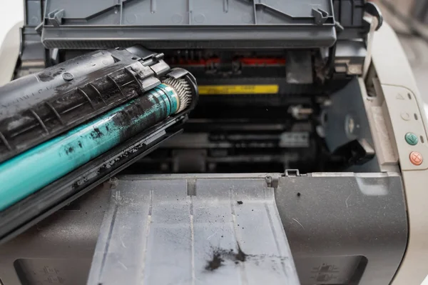 Beyaz arkaplanda kırık lazer yazıcı kartuşu