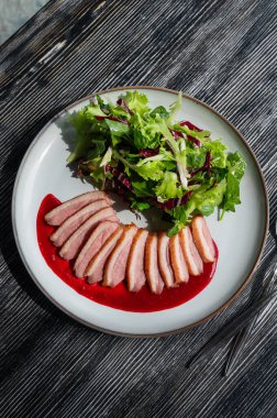 Kızarmış ördek bir tabakta parçalara ayrılmış.