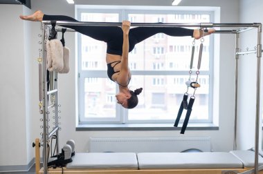 Kafkasyalı kadın reformcularla pilates yapıyor.