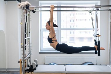 Kafkasyalı kadın reformcularla pilates yapıyor.