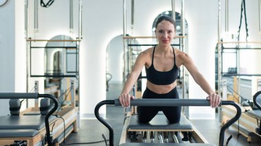 Kafkas kadın yenilikçi makineler üzerinde egzersiz yapıyor.