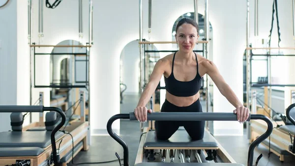 Kafkas kadın yenilikçi makineler üzerinde egzersiz yapıyor.