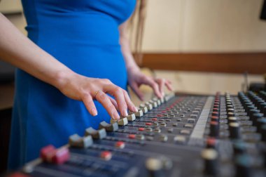 Eller Ses Seviyelerini Karıştırma Konsolunda Ayarlıyor