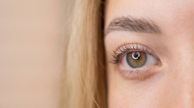 Kirpik kaplama prosedüründen sonra bir kadının gözlerine yakın çekim