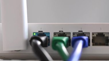 Yönlendiriciden kabloyu çıkaran kadın