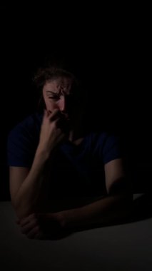 Bir kadın sorgu sırasında polis sirenleri altında karanlıkta ağlıyor.