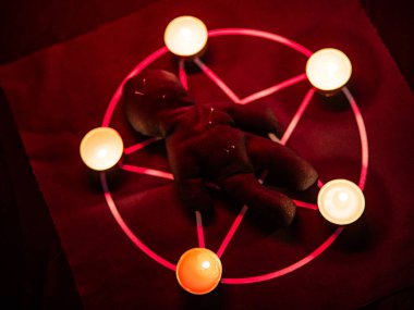 Pentagramda vudu bebeği. Cadı büyüleri